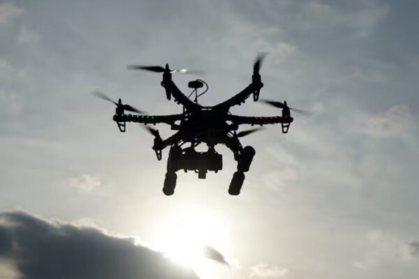 Un militar colombiano muerto y dos heridos en ataque con explosivos lanzados desde drones
