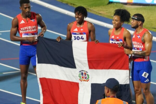 ¡República Dominicana llega en primer lugar en el relevo mixto 4×400 metros y consigue el oro!